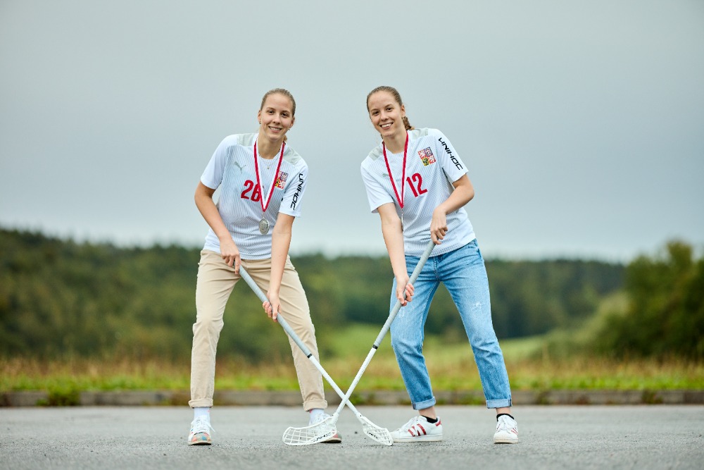 How do Czech floorball hopefuls Radka and Simona Korbelářová approach foot recovery?